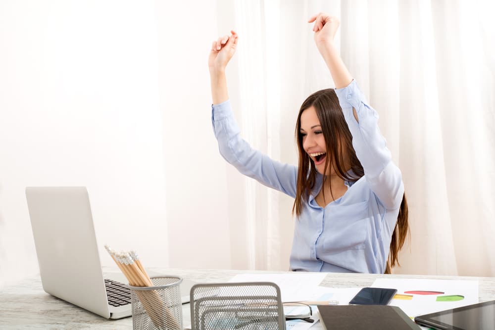 Si no te sientes seguro del objeto de tu amor y dudas respecto a lo que debes hacer o no hacer, consulta tu Ser Interno y actúa según tus principios. Si tienes pareja, disfrútala, si no la tienes es tu momento para salir de casa y moverte en sociedad puesto que donde menos esperes está aguardándote el romance. Este mes de Cáncer se agudiza tu intuición y si la sigues encontrarás las mejores oportunidades para hacer dinero. Una advertencia: tiendes a la lasitud, o sea, descuidar tu régimen de vida, salud, ejercicios. No flaquees en tu voluntad y verás que consigues todo lo que te has propuesto, la clave está en insistir.