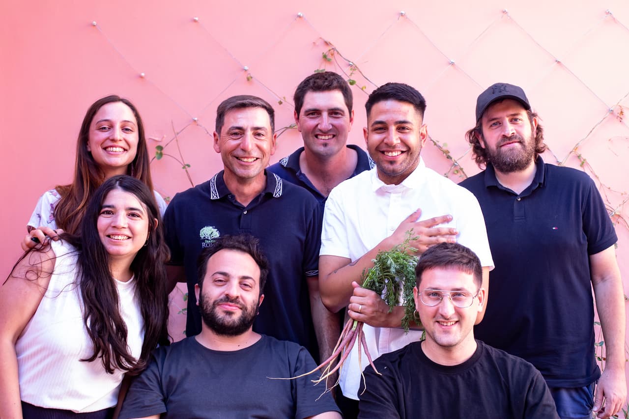 María Fernanda Bonesso junto al equipo del restaurante Centauro y los agricultores de Huerta Roma.