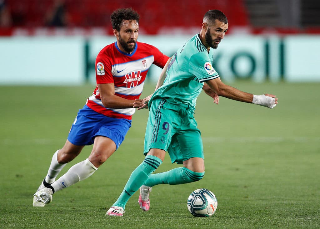Benzema aparece en todo el campo como una válvula de escape para sus compañeros.