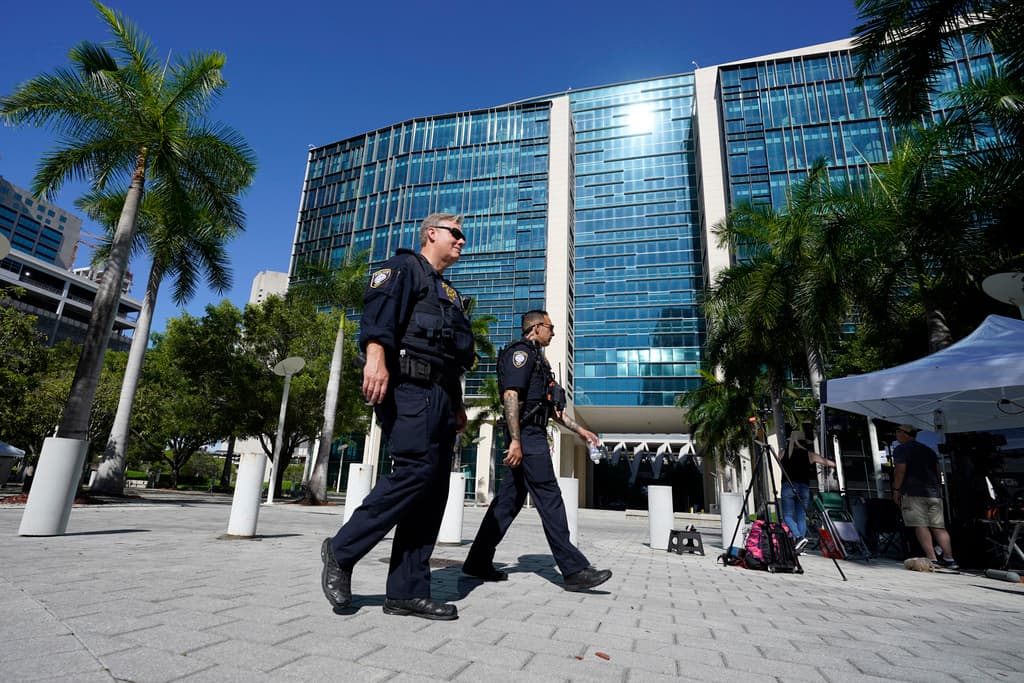En los exteriores del juzgado donde comparecerá Trump han reforzado la seguridad en prevención de posibles manifestaciones o desórdenes.