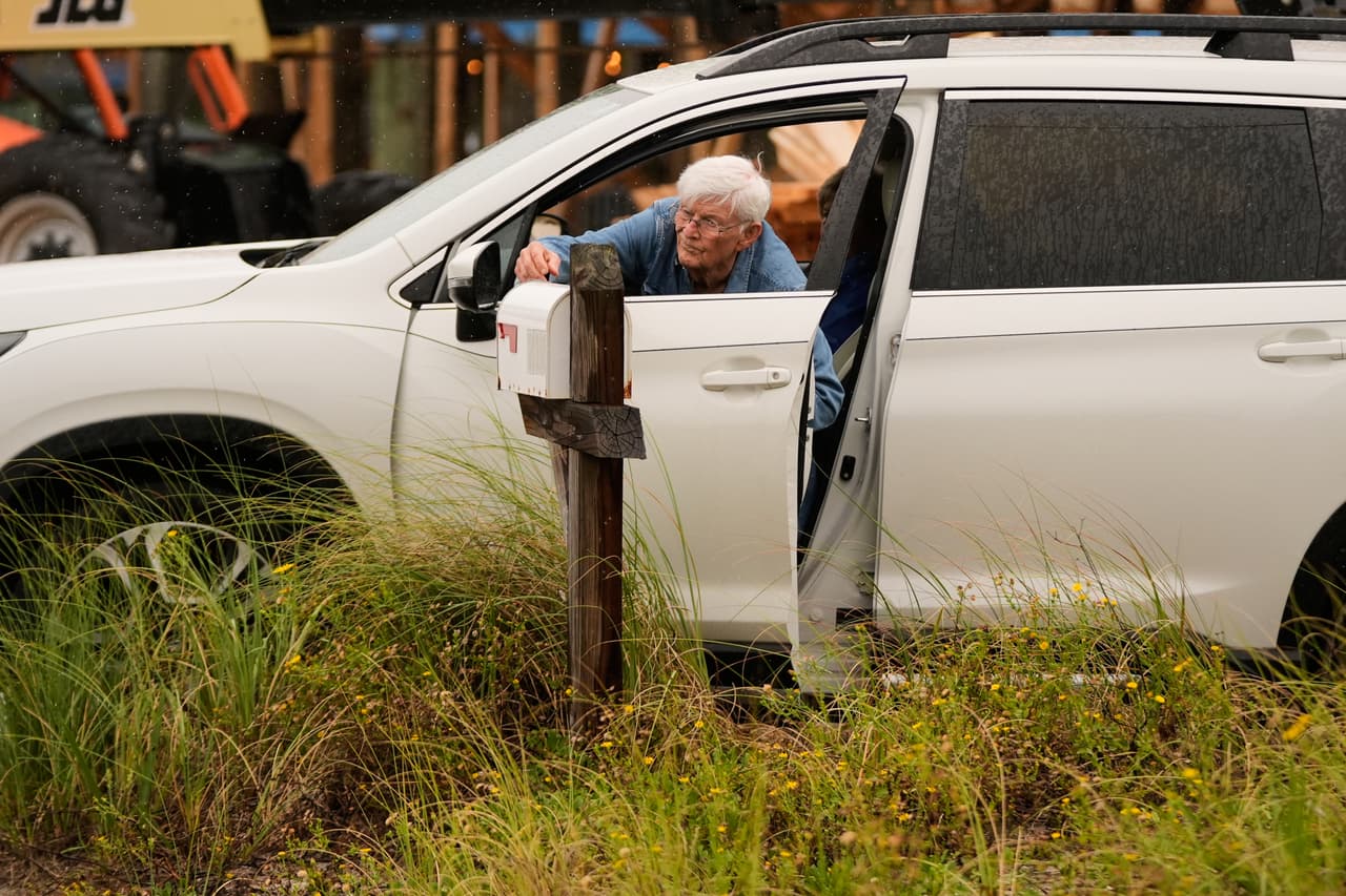 Frank Winn, de 84 años, revisa su buzón por última vez mientras evacua su casa con su esposa ante la llegada del huracán Isaias a Pensacola Beach, Florida, el viernes 9 de octubre de 2026. (Foto AP/Gerald Herbert)