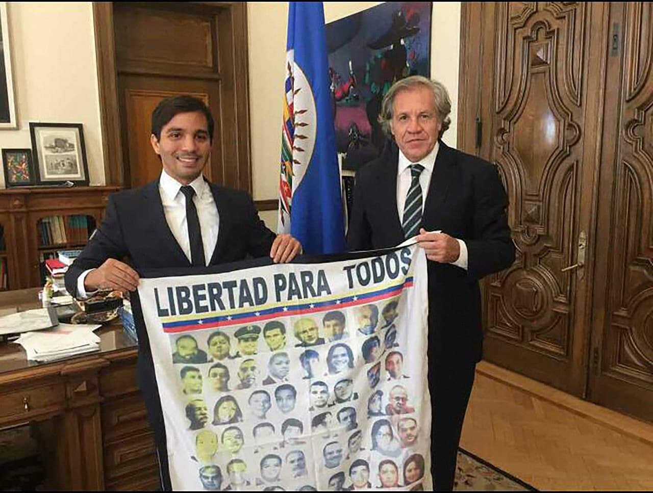 "Fui invitado, como comisionado de Derechos Humanos de la presidencia de la Asamblea Nacional, al despacho de Luis Almagro, secretario general de la OEA, en Washington, DC. Y esta foto fue usada para atacarme y acusarme de conspiración por parte del gobierno venezolano". 15 de octubre de 2017.