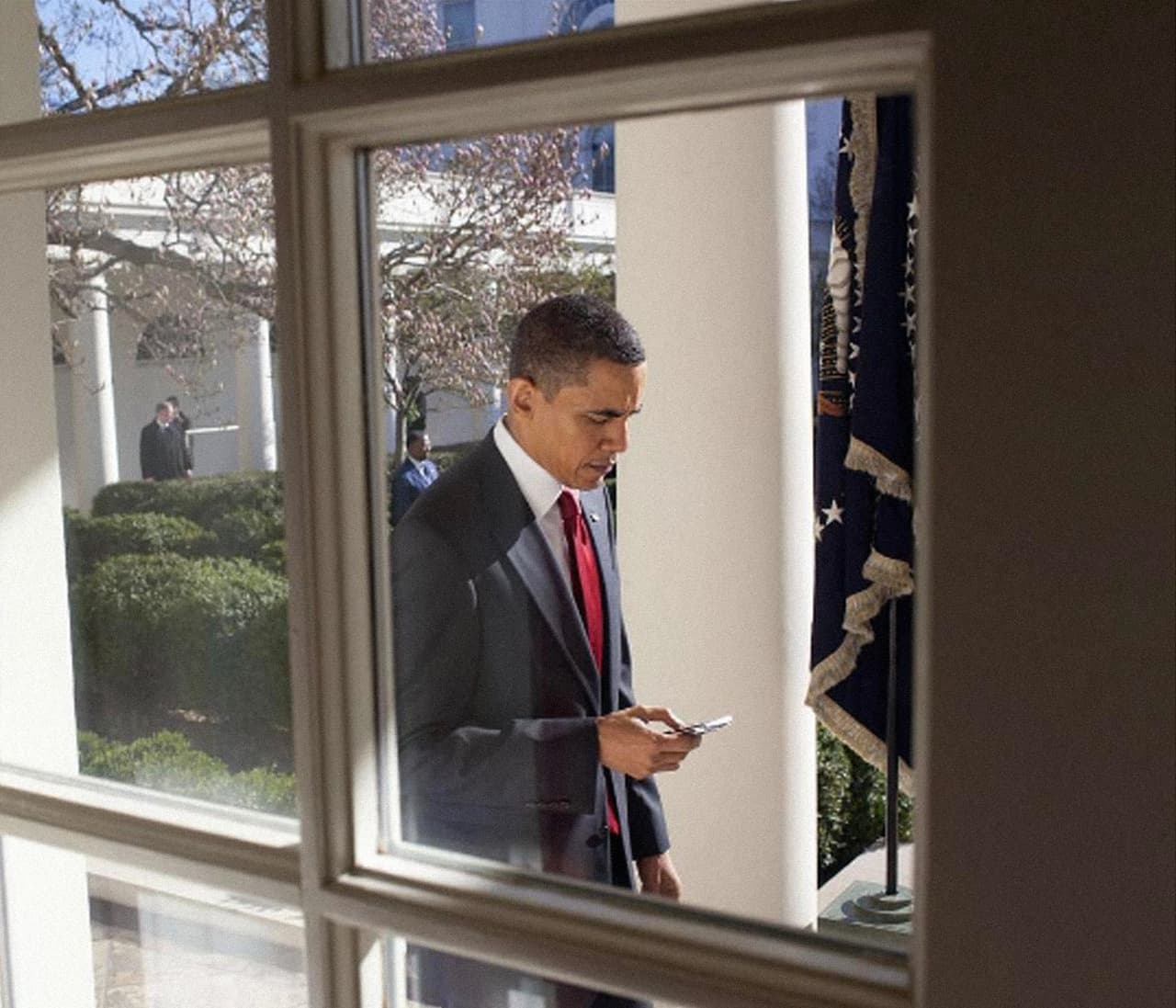 <b>Declaraciones políticas por Twitter</b>. El presidente Trump acostumbra a declarar públicamente sus opiniones vía Twitter. Junto a esta foto de Barack Obama con su móvil Souza escribió: “Me alegro que solo tuiteara verdades con su teléfono”.