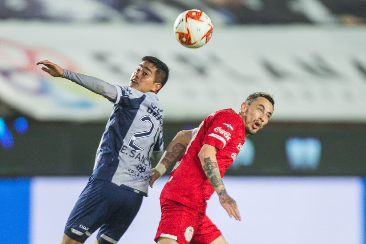 Los Tuzos responden con una presión alta que incomoda demasiado al Toluca y ya no pueden salir con el balón controlado.