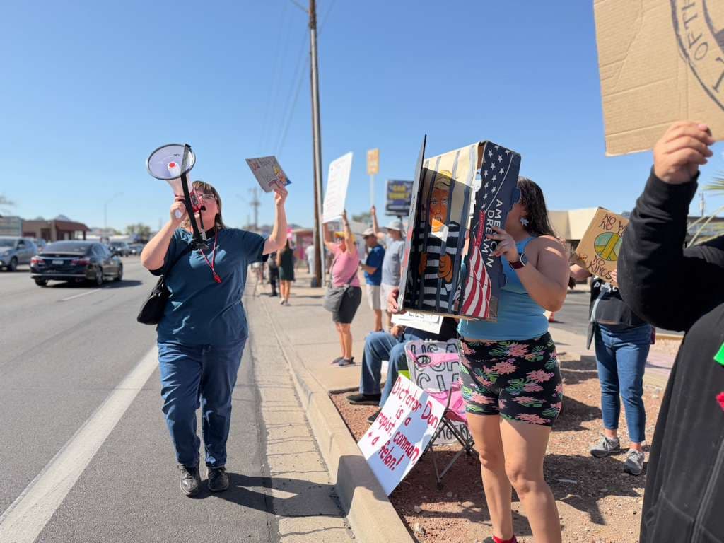 La encuesta realizada por Associated Press-NORC Center for Public Affairs Research el 19 de marzo muestra que el
<b>38% de los encuestados aprueba la gestión de Trump, mientras que el 60% la desaprueba</b>.