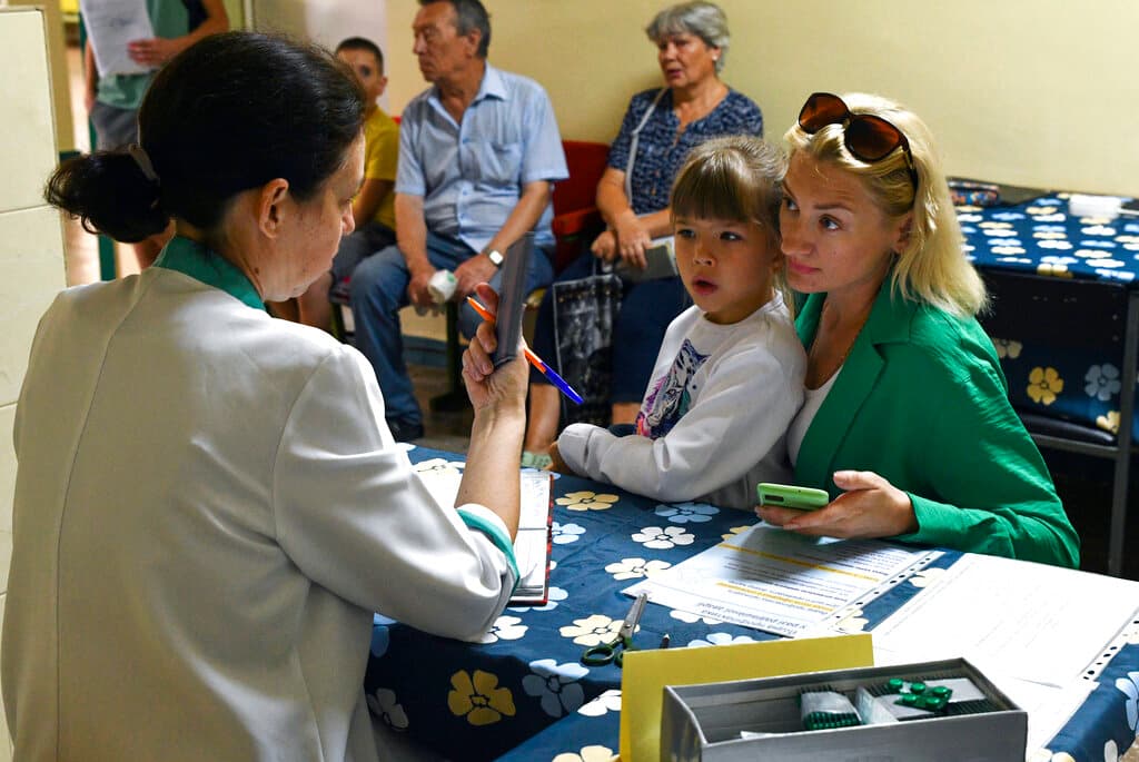 Personas de los alrededores de Zaporiyia recibieron pastillas de yodo e instrucciones este viernes.