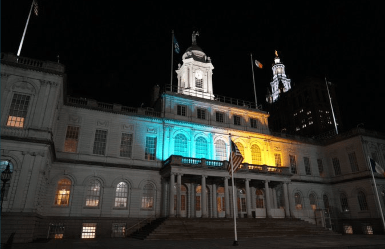 Por su parte el presidente del condado de Manhattan, Mark Levine, se unió a la causa, y en su cuenta de Twitter compartió esta foto del New York City Hall.