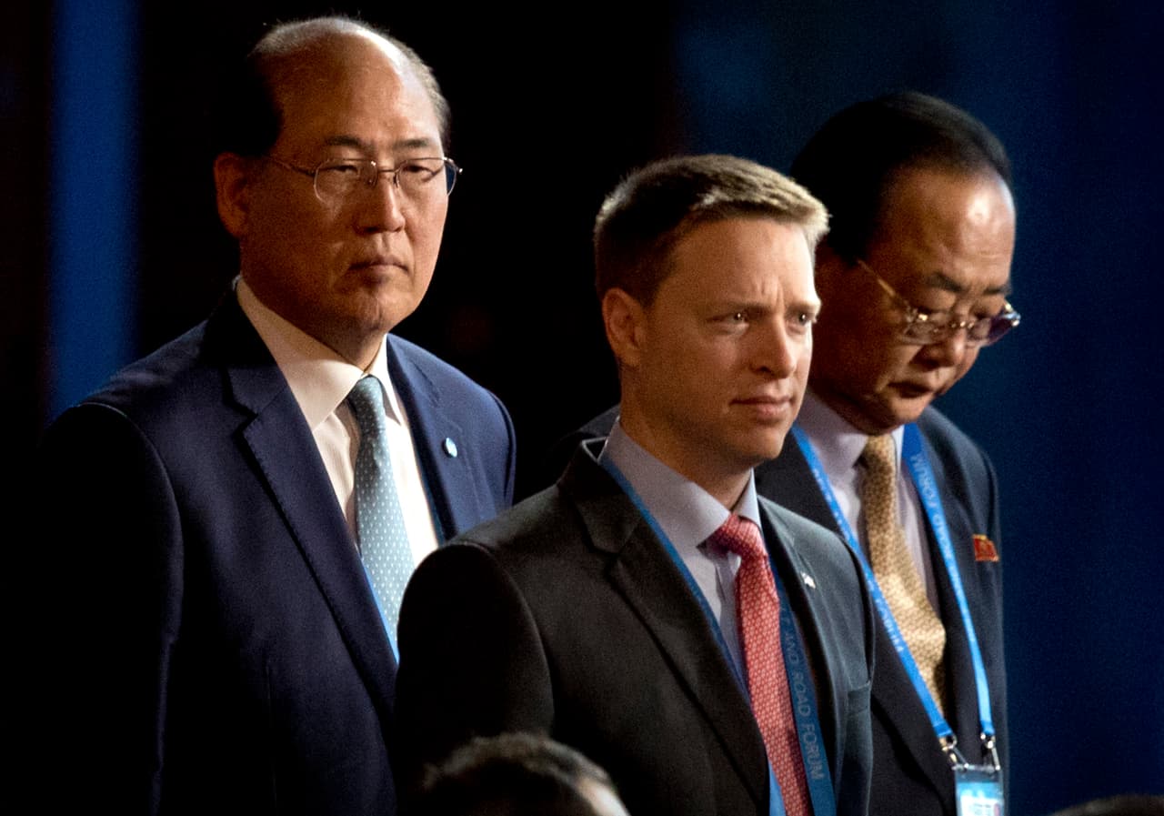 <br>Matt Pottinger, asesor adjunto de Seguridad Nacional, (centro), durante la ceremonia de apertura del Foro de la Franja y la Ruta en el Centro Nacional de Convenciones de China.