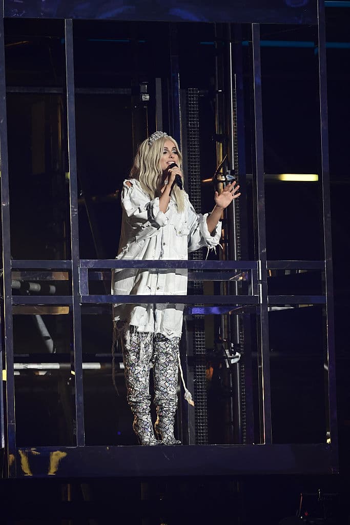 Bebe Rexa habla en el escenario