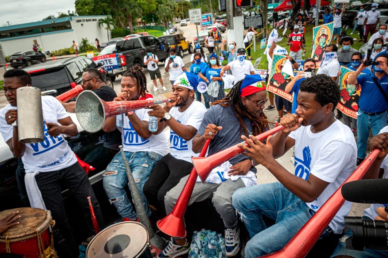 La campaña se detuvo en Little Haiti, un vecindario de inmigrantes haitianos, muchos de ellos bajo el programa de protección temporal. Tenemos casi 22 años amparados bajo el TPS, desde 1998 en que el huracán Mitch devastó el país", dijo a EFE el hondureño Mardoel Hernández, miembro del comité ejecutivo de la Alianza Nacional TPS.