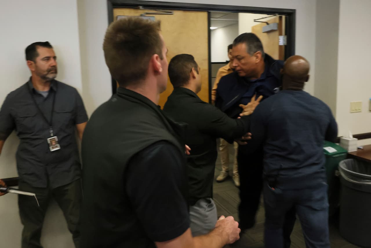 El momento fue captado en cámara y se escuchaba cómo el congresista decía en voz alta: "Soy el senador Álex Padilla. Tengo preguntas para la secretaria".