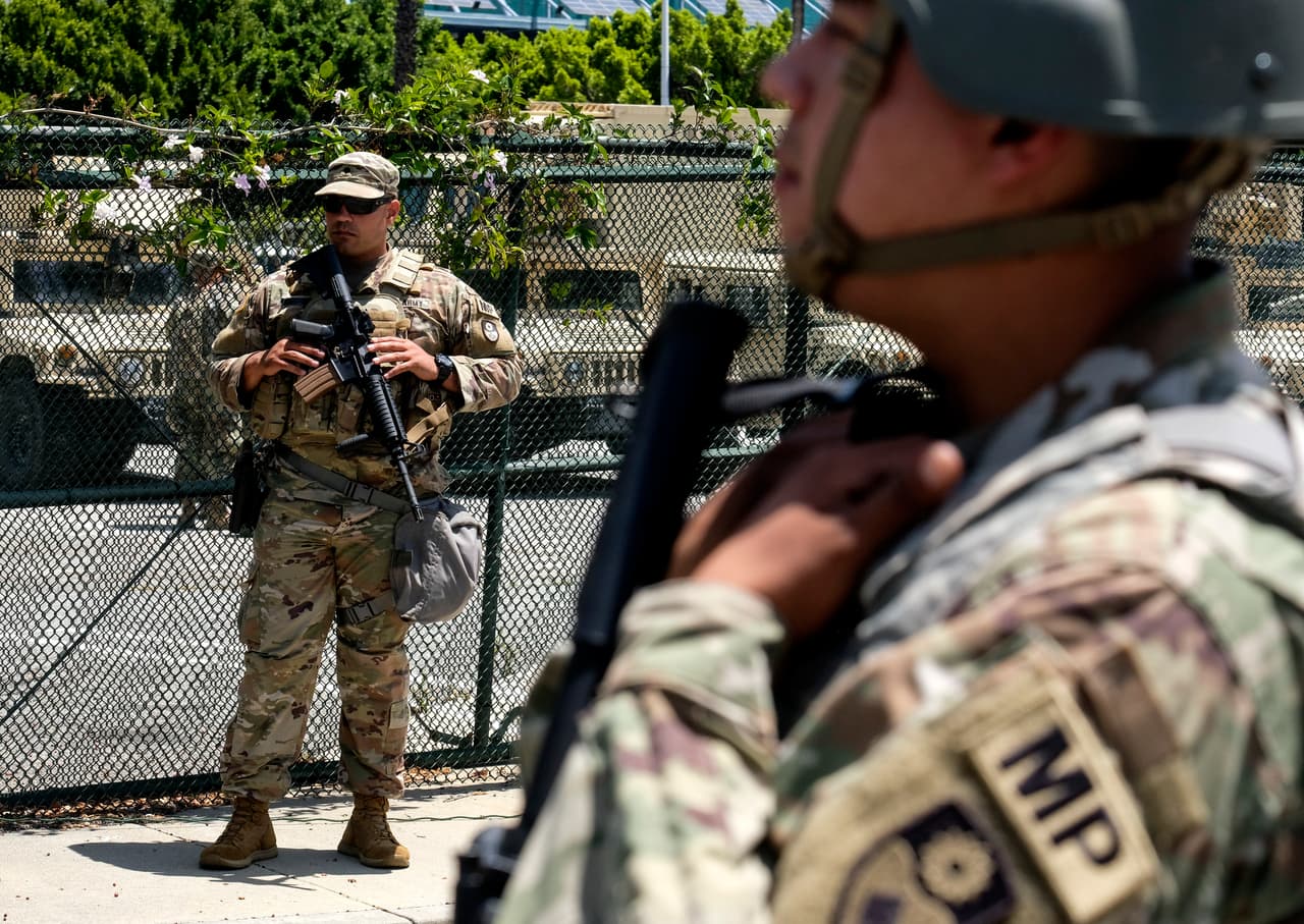 Los efectivos del ejército también patrullaron en las zonas en
<br>las que este domingo se efectuaban labores de limpieza tras los disturbios y destrozos en locales y pequeños negocios de la ciudad.
<br>