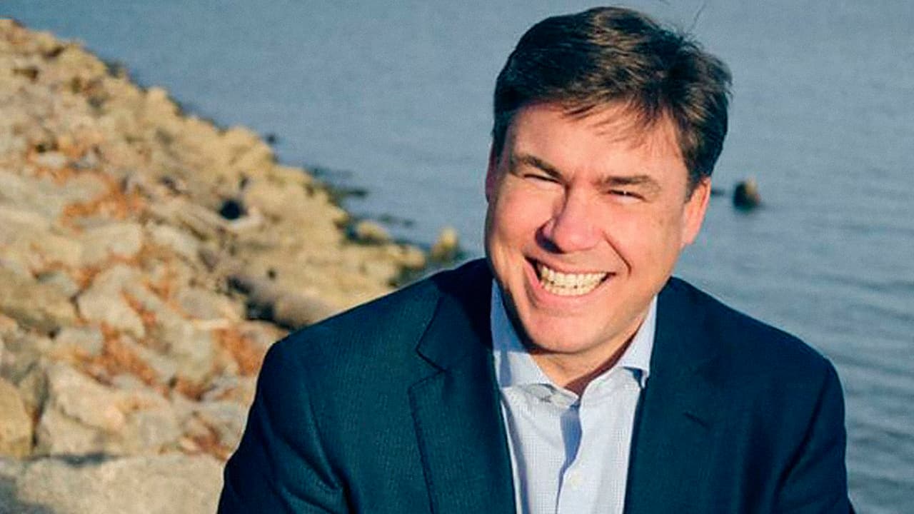 <b>Mike Dubke</b>, anterior director de comunicaciones de la Casa Blanca,
<b><a href="http://www.univision.com/noticias/politica/dimite-mike-dubke-director-de-comunicaciones-de-la-casa-blanca">dimitió el 18 de mayo del 2017</a></b>,
<b> </b>aunque la noticia no se conoció hasta finales del mismo mes. Dubke decidió no seguir en el puesto tan solo tres meses después de haber sido designado. Estuvo
<b> 86 días </b>en la administración Trump.