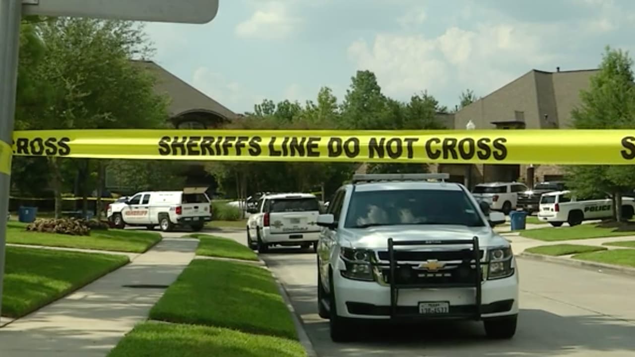 El sheriff González también dijo que el niño sabía cómo desabrocharse el cinturón, pero la madre estaba usando un automóvil prestado y puede ser que por eso no estaba familiarizado en el vehículo o tal vez se quedó dormido.