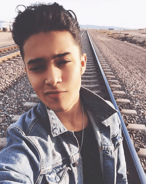 Tiene dos hermanos y en casa lo llaman Joey.