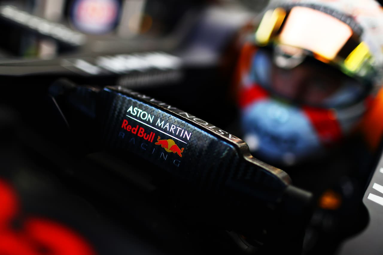 Este sábado se registró una sesión de clasificación accidentada con los choques en la misma curva de Robert Kubica y Charles Leclerc (favorito a la Pole). Al final, los Mercedes lograron el 1-2 con Valtteri Bottas primero y Lewis Hamilton segundo, Sebastian Vettel (Ferrari) tercero, Max Verstappen (Red Bull) cuarto y Sergio 'Checo' Pérez (Racing Point) quinto.