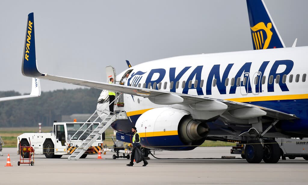 Un pasajero succionado parcialmente por la ventanilla en un vuelo en Grecia fue rescatado por otros viajeros en el avión