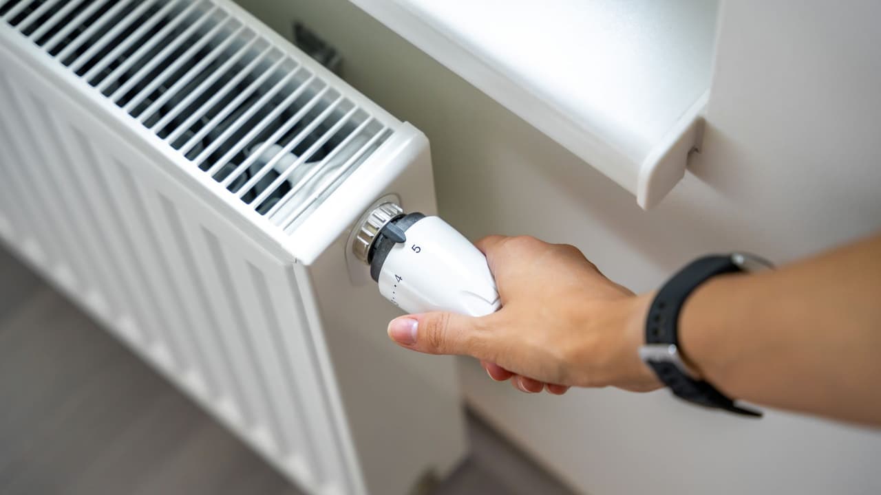 <h3 class="cms-H3-H3">La temperatura que funciona para la mayoría </h3>El Departamento de Energía
<b>sugiere usar 68 °F como base cuando la casa está ocupada.</b>
<br>A partir de esa cifra
<b>puedes mover el termostato un poco arriba o abajo según tu comodidad</b>.
<br>
<b>Guía práctica:</b>
<br>🌡️ 68 a 70 °F cuando estás despierto y en casa.
<br>🌡️ 58 a 61 °F mientras sales por varias horas.
<br>💡 Con este patrón,
<b>la calefacción trabaja menos tiempo y de forma más eficiente. </b>