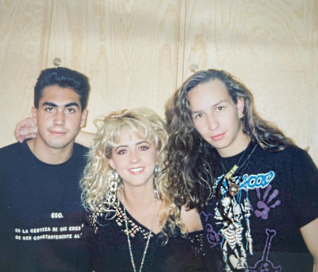 La historia de amor de Erik Rubín y Andrea Legarreta comenzó después de que Rafael Villafañe los presentara en una discoteca, de acuerdo con El Heraldo de México.
<br>