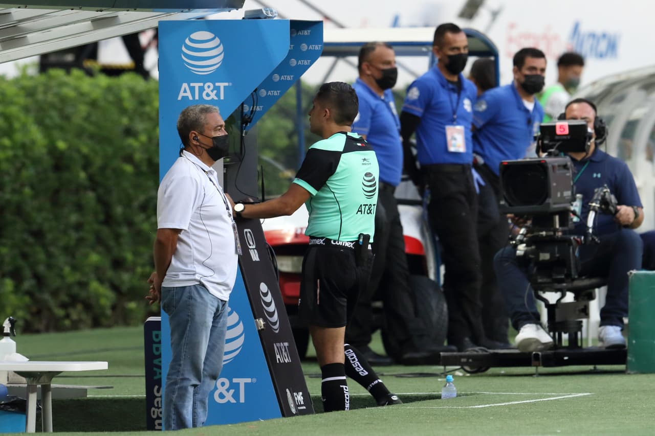 El árbitro revisó el gol del uruguayo y lo anuló por un pisotón previo.