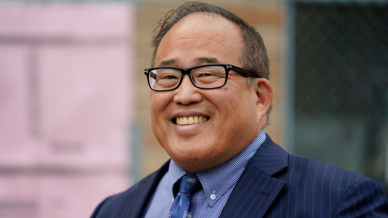 Por su parte, el candidato republicano David Oh hizo lo propio al
<b>acudir a primera hora a un colegio electoral </b>para reunirse con los electores que acudieron desde temprano a emitir su voto.