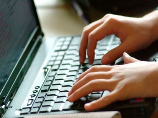 Detienen a un ciberacosador que causó una crisis epiléptica a un periodista con un tuit 'tóxico'