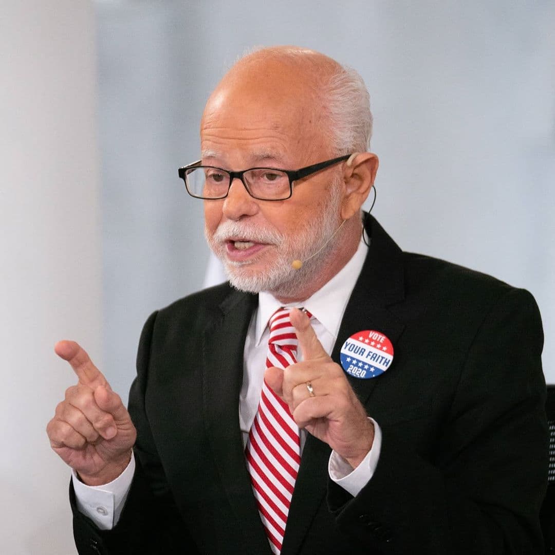 A estos casos también hay que añadir al popular pastor
<b>Jim Bakker</b>, quien fue denunciado por ofrecer a la venta un agua bendita que curaba el COVID-19.