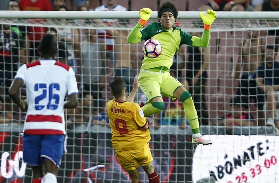 Guillermo Ochoa es titular en la derrota del Granada ante Sevilla