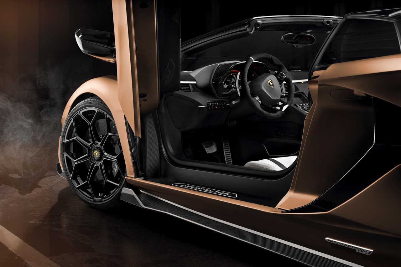 Por el lado encontramos otro elemento inspirado en el avión caza: La pieza lateral baja que se extiende hasta la enorme toma de aire lateral que distingue al Aventador de otros modelos de la marca.
<br>