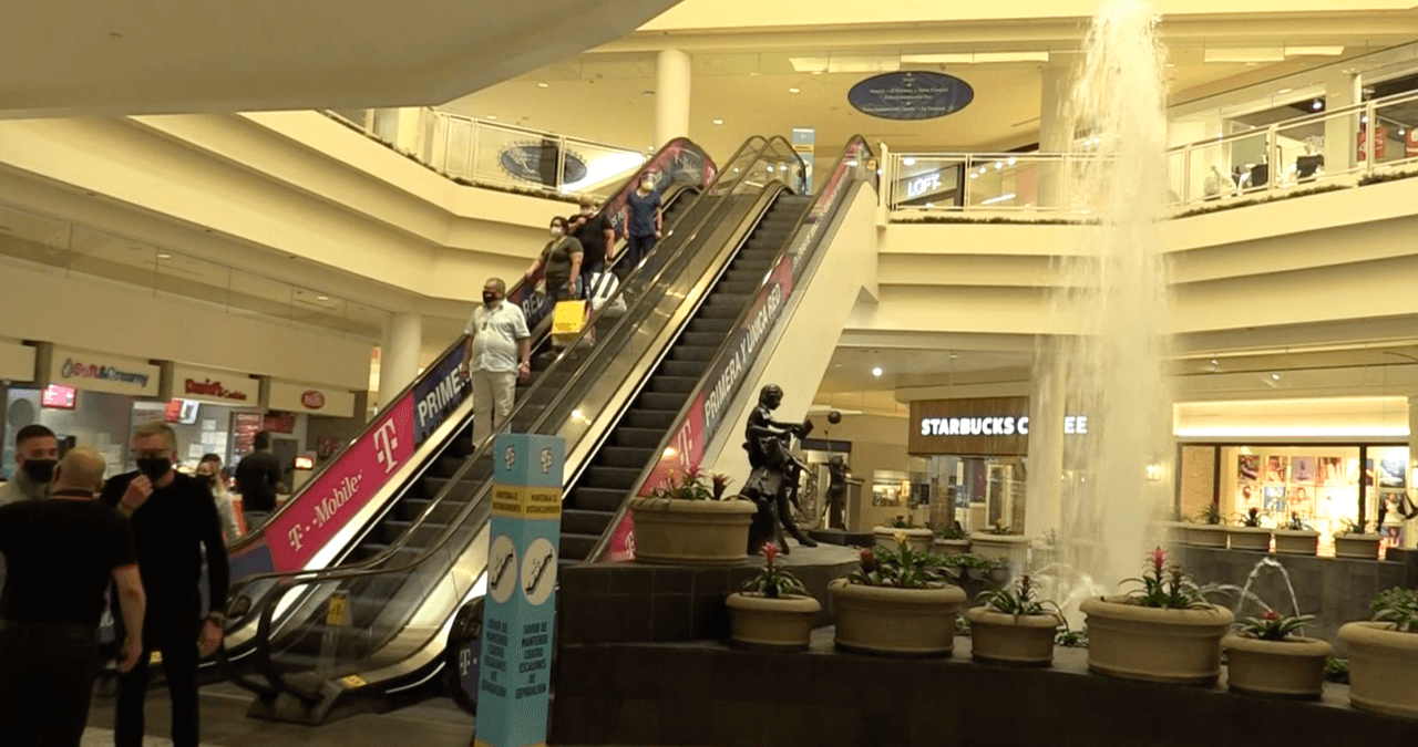 La cantidad de personas por tienda fue limitada y las personas solo podrán acudir al centro comercial por cuatro horas.