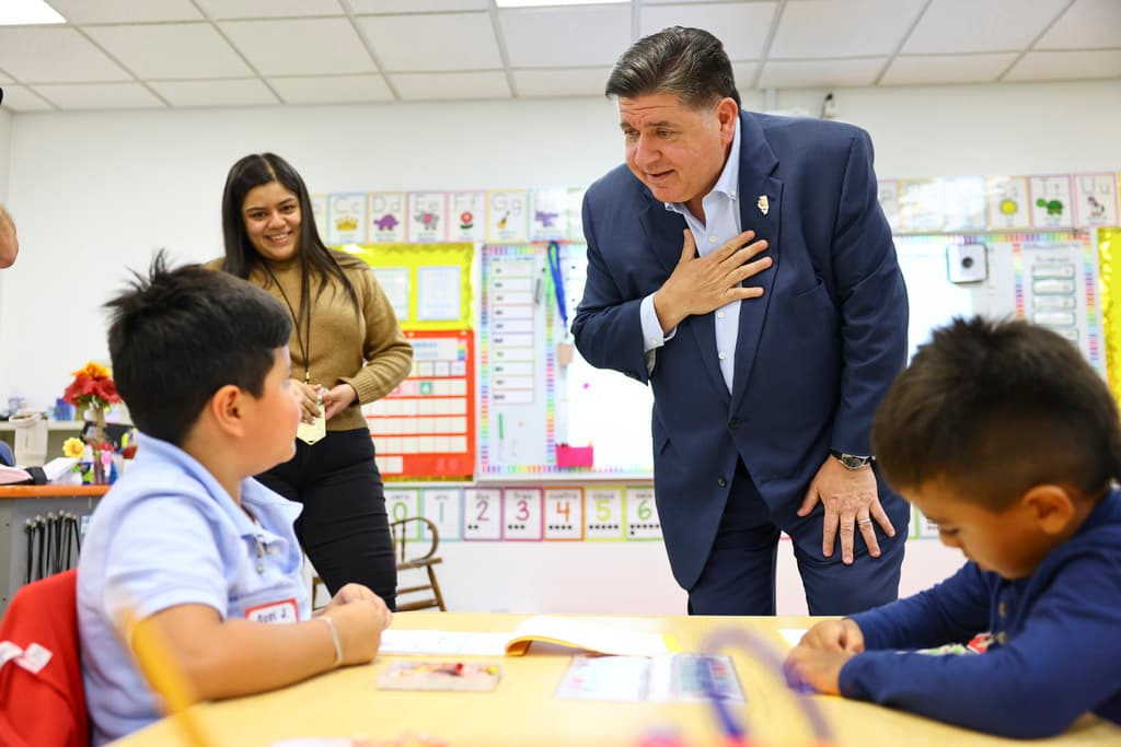 Pritzker firma ley que prohíbe el uso de teléfonos celulares en escuelas de Illinois
