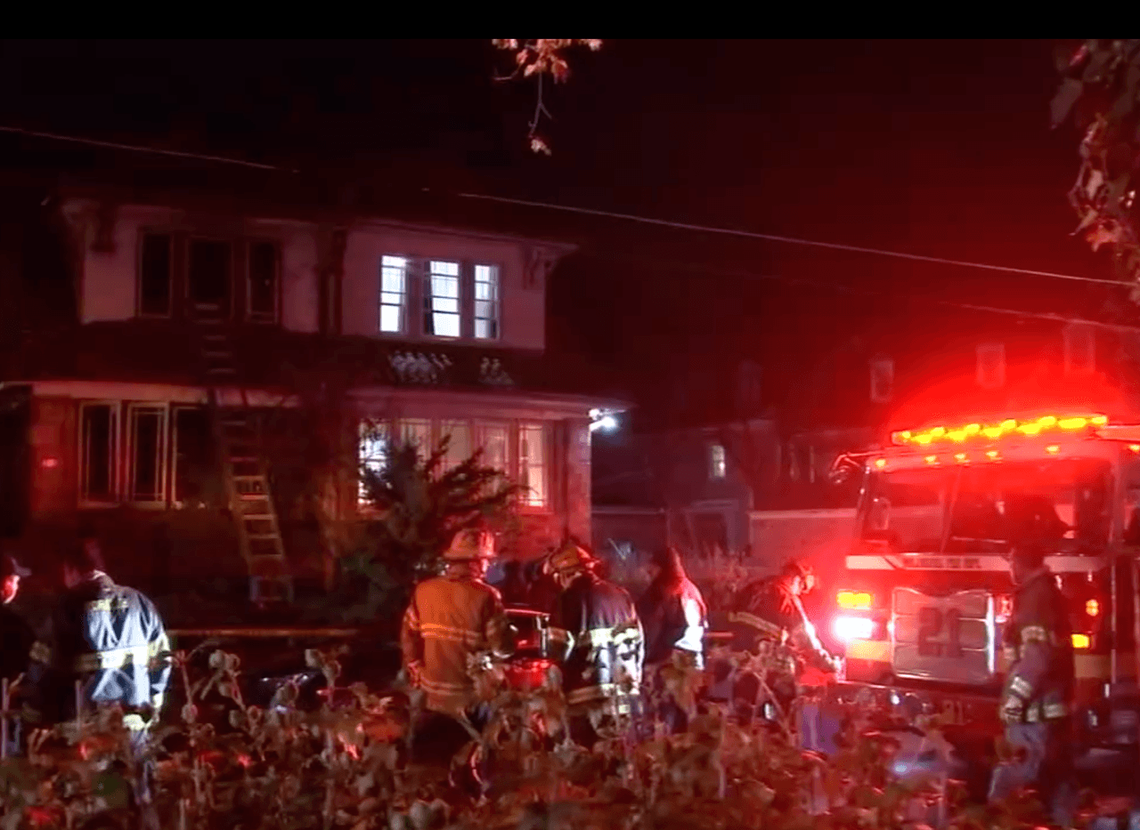 Los bomberos también encontraron a una mujer de 70 años inconsciente en un baño. Los paramédicos la declararon muerta en el lugar.