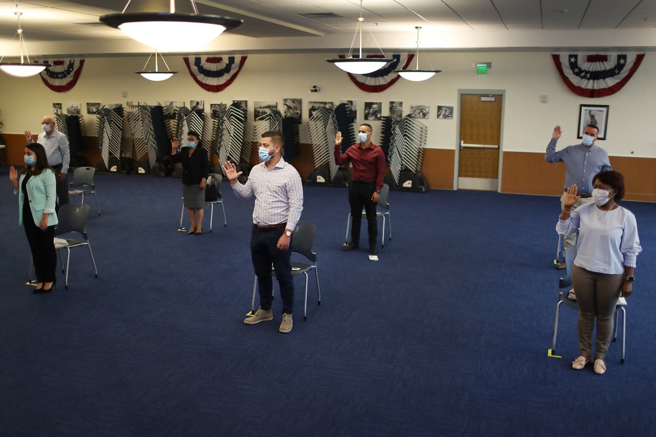 Ahora solo entran 10 personas por ceremonia con sus mascarillas y guardando la distancia física de 6 pies recomendada por los Centros de Prevención de Enfermedades.
<br>