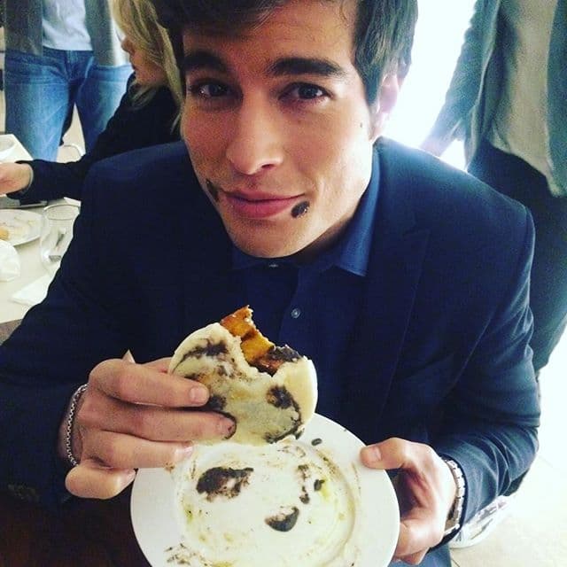 Inclusive no le importa perder el glamour y pintarse bigotes con la comida. ¡Todo un niño chiquito!