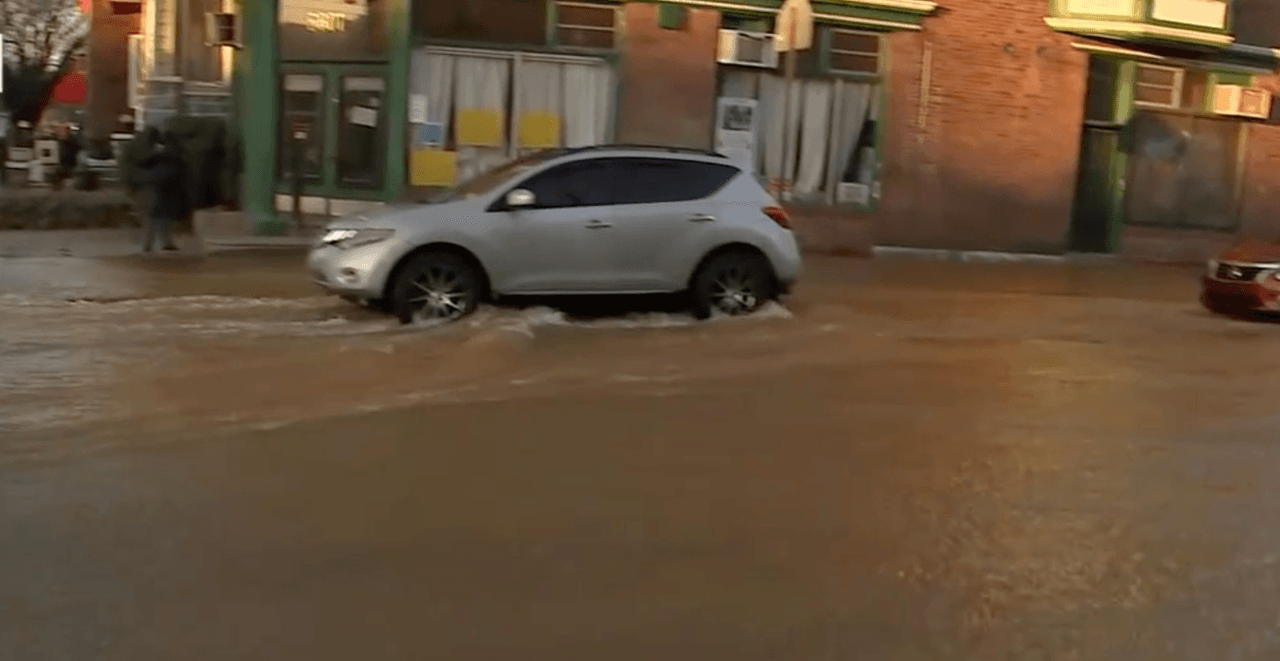 Algunos conductores intentaron abrirse camino a través del agua alta, pero con temperaturas bajo cero, las condiciones se estaban volviendo resbaladizas.