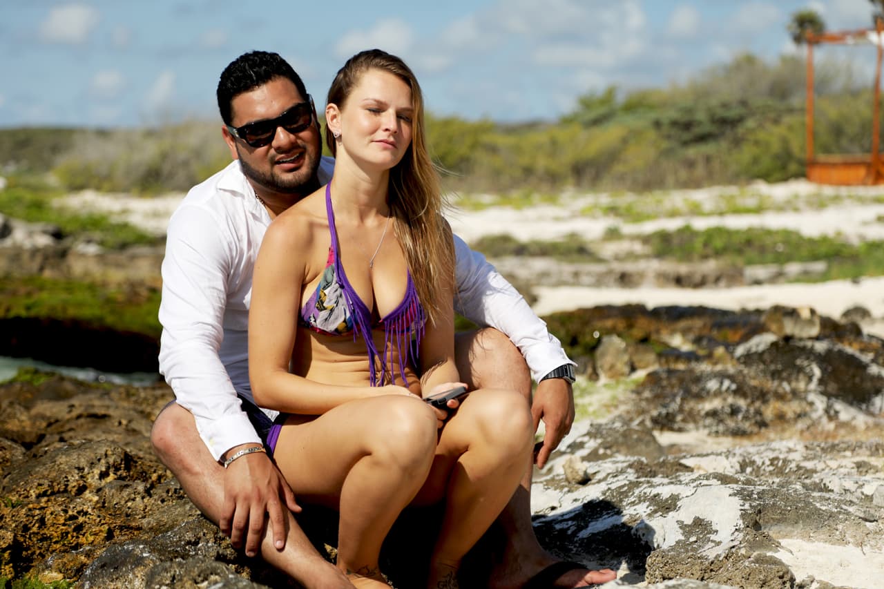 "Si tenías a alguien más // para qué subir esa foto conmigo // acaso no sabes que cuando leí // la parte que dice siento algo por ti // no sentí bonito", dice el coro de este tema.