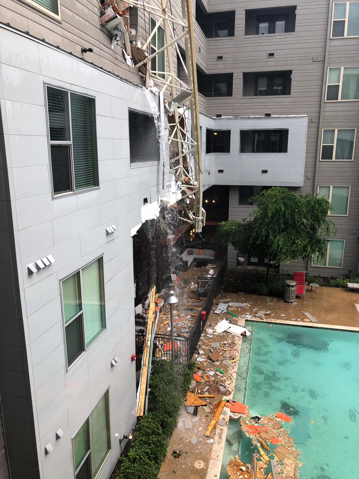 La estructura del edificio residencial sufrió daños severos.