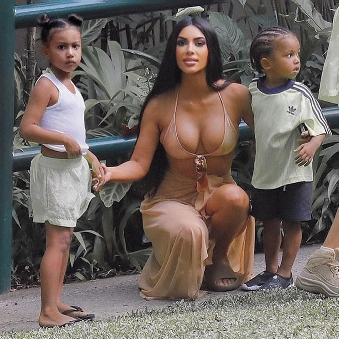 Kim respondió que la dinámica familiar en casa era mucho mejor que antes: “Muy bien. Mi hija de 5 años, North; y mi hijo de 3 años, Saint; finalmente se están llevando bien. Es el mejor momento como madre”.
<br>