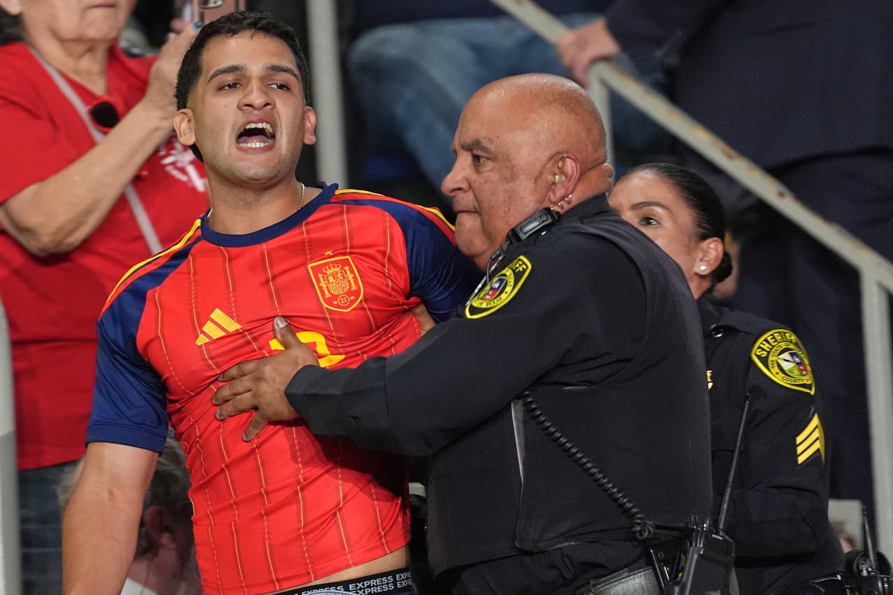 Una camiseta de Lamine Yamal irrumpió en un mitin de Trump en Texas y se hizo tendencia
