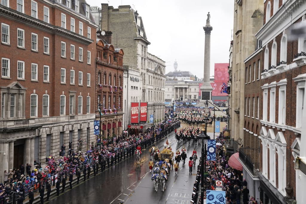 Pese a la persistente lluvia, miles de admiradores se agolparon en las calles de Londres, a lo largo del recorrido de la carroza real, para saludar a los monarcas.
