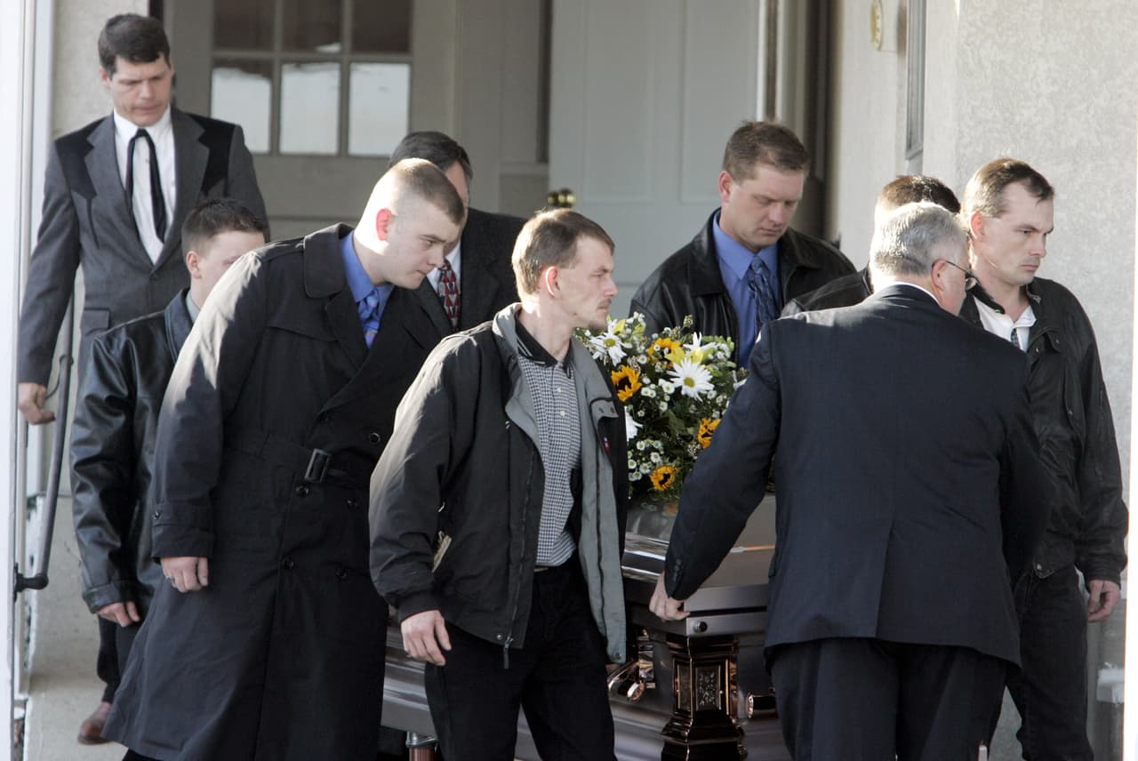 El abogado de la condenada, Kelley Henry, un defensor público, criticó la decisión del fiscal William Barr en un comunicado, citado por
<i> <a href="https://www.theguardian.com/world/2020/oct/17/lisa-montgomery-first-female-federal-inmate-executed--67-years-brandon-bernard" target="_blank">The Guardian</a></i> y otros medios. Enfatizó que la condenada tiene graves problemas mentales, sufrió de abuso infantil y está arrepentida de sus actos y dispuesta a pasar el resto de sus días en prisión. Calificó la decisión como "una injusticia".