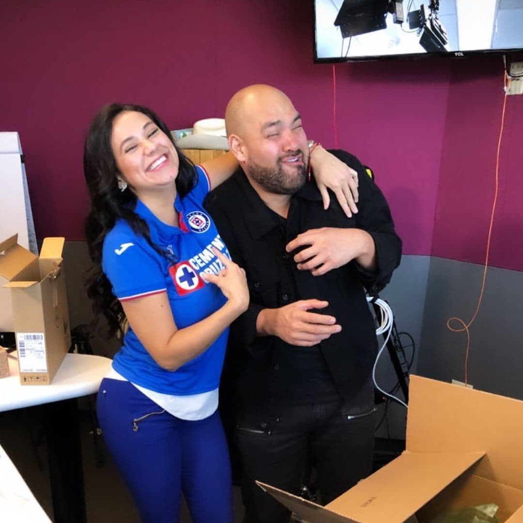 Pero cuando se trata de fútbol,
<b>Carla</b> no solo le va a la selección hondureña, sino que también viste la playera del
<b>Cruz Azul</b>.