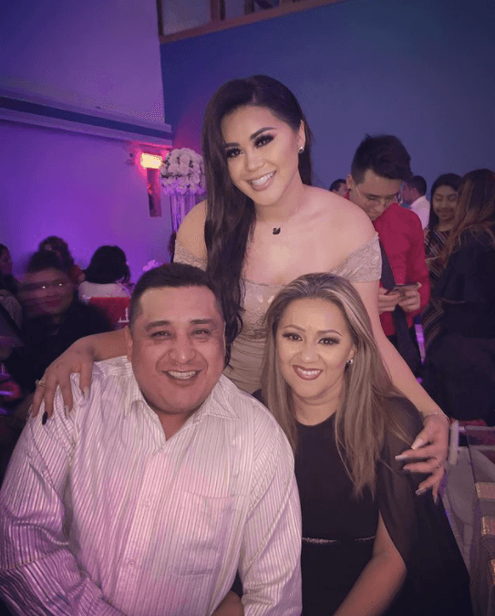 De acuerdo con información de la presentadora,
<b> Alfredo Ordaz</b> la atacó cuando intentó defender a su mamá. Según
<b><a href="https://www.univision.com/radio/radio-nacional/escandalos-operaciones-violencia-intrafamiliar-asi-ha-sido-las-polemicas-de-gomita-fotos">Gomita</a></b>, no era la primera vez que se presentaban este tipo de altercado.