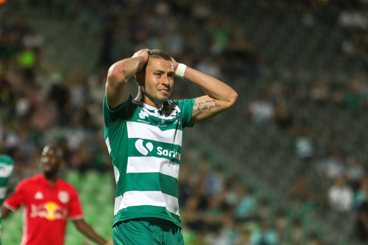 Pero la contundencia se quedó en el vestidor y los santistas estaban empezando a generar ocasiones de gol, pero también a desperdigarlas porque no concretaban.