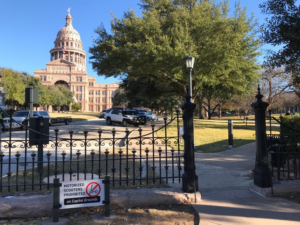 El cierre se produjo después de que manifestantes violentos y armados que apoyaban a Trump irrumpieran en el Capitolio de los Estados Unidos, obligando al edificio federal a cerrar.