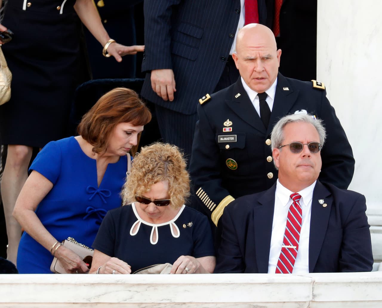 H.R. McMaster, asesor de seguridad nacional de Trump, se sentó detrás de la familia del Mayor Andrew Byers quien falleció en combate y a quien Trump recordó durante la ceremonia. (AP/Pablo Martinez Monsivais)