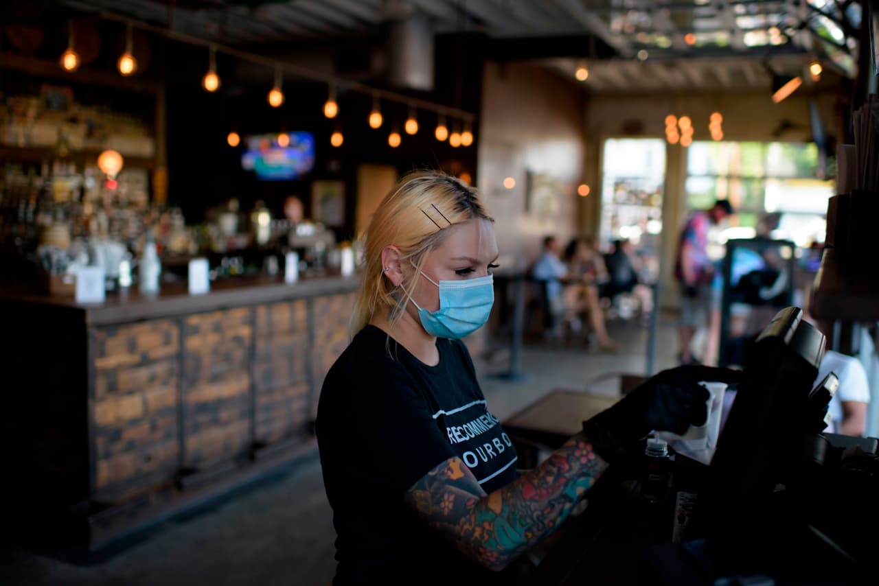 El estudio analizó las tasas de transmisión del virus, así como pruebas positivas, hospitalizaciones y muerte.