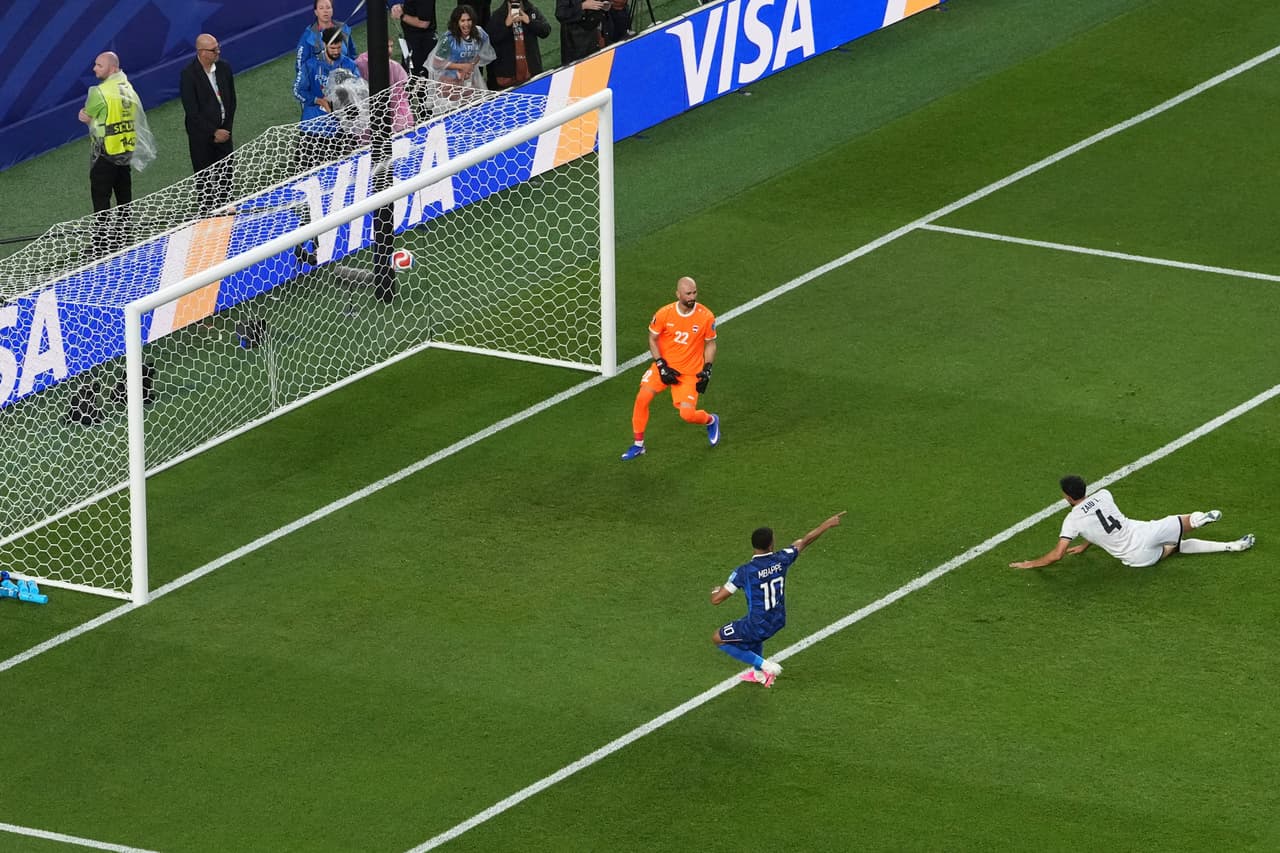 El francés Kylian Mbappé (10) celebra tras marcar el segundo gol de su equipo durante el partido de fútbol del Grupo I de la Copa del Mundo entre Francia e Irak en Filadelfia, el lunes 22 de junio de 2026.