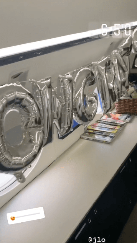 A-Rod también adornó el jet con unos globos plateados que formaban la palabra “felicidades”.