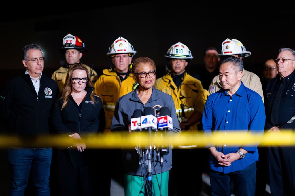 La alcaldesa de Los Ángeles,
<b>Karen Bass, en campaña por la reelección este noviembre,</b> llegó hasta la escena donde a través de una conferencia de prensa, lamentó ambos accidentes mortales.
